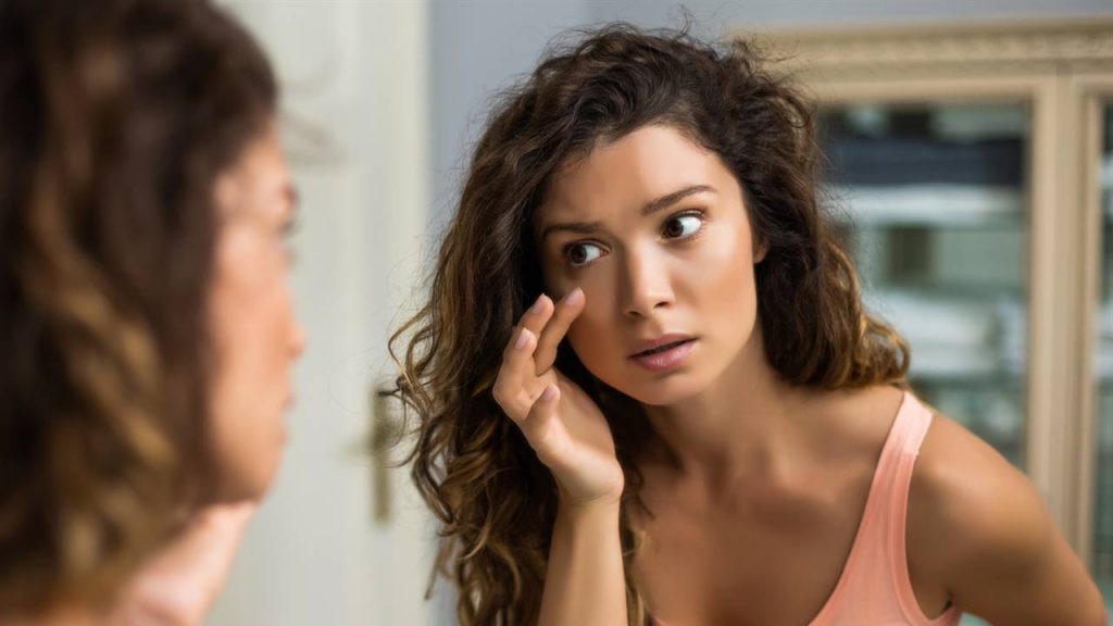 Swollen eyelids causes and natural solutions